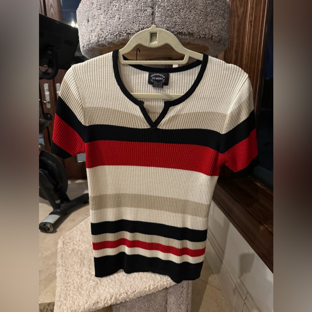 Designer studio med like new shirt light sweater! 4/10$